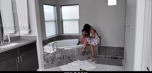  Busty MILF whore Diamond Kitty is having a date with a hot stud Quinton James. They both want to freshen up so they ended up fucking in the bathtub.